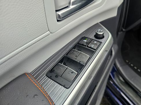 Used 2022 Toyota Sienna XSE FWD image 27