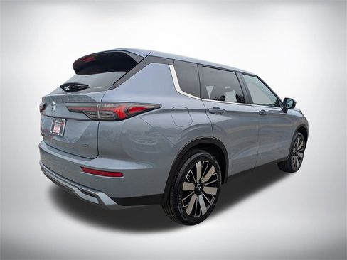 New 2025 Mitsubishi Outlander SE image 3
