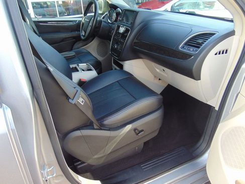 Used 2015 Chrysler Town & Country Touring-L w/ Driver Convenience Group image 6