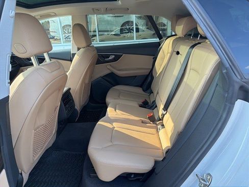 Used 2023 Audi Q8 Premium image 20