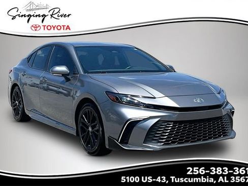 Used 2025 Toyota Camry SE FWD image 1