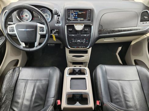Used 2014 Chrysler Town & Country Touring FWD image 25