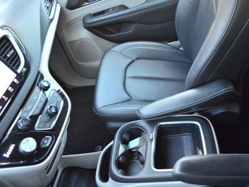 Used 2024 Chrysler Pacifica Touring-L image 25