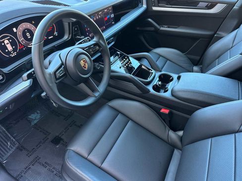 Used 2025 Porsche Cayenne image 4