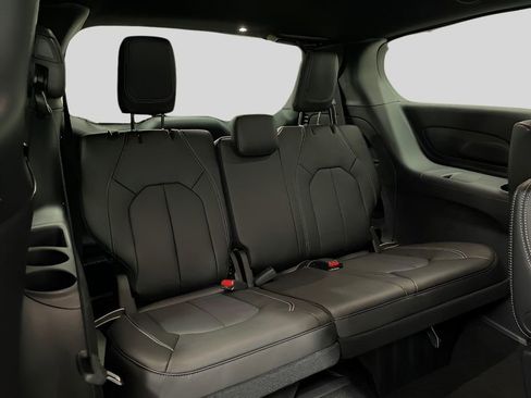 Used 2025 Chrysler Pacifica Select image 18