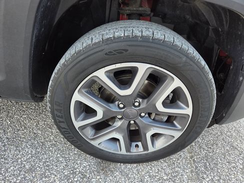 Used 2018 Jeep Renegade Latitude w/ Cold Weather Group AWD/4WD image 9