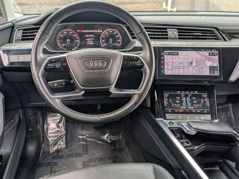 Used 2024 Audi Q8 e-tron Premium image 8