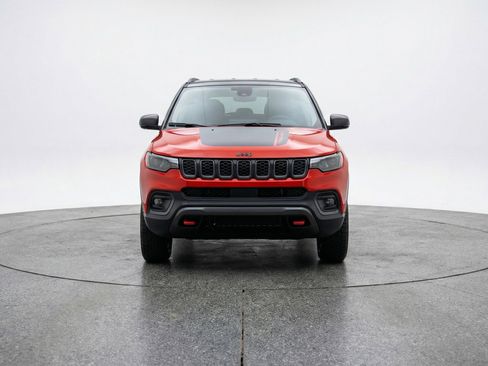 Used 2025 Jeep Compass Trailhawk AWD/4WD image 2