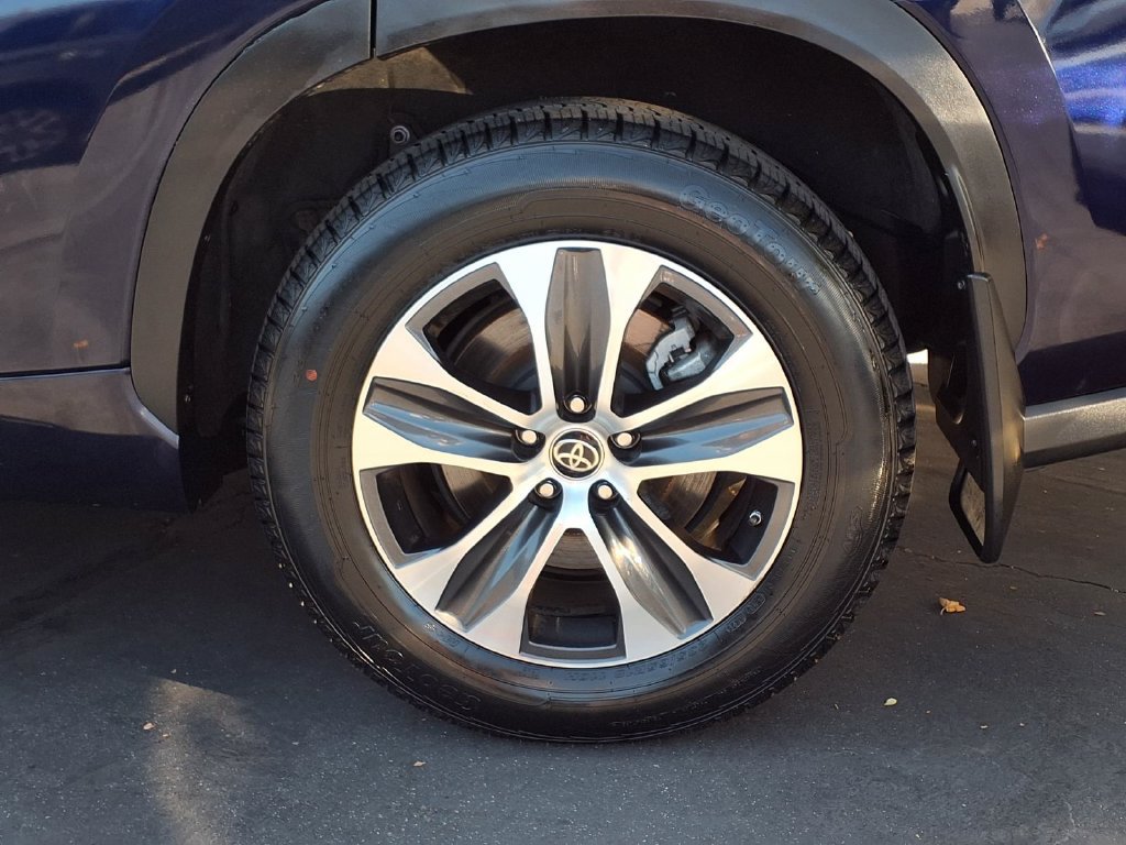Certified 2023 Toyota Highlander XLE AWD/4WD image 4