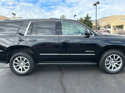Used 2017 GMC Yukon Denali image 2
