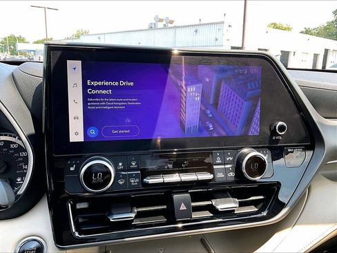 Used 2024 Toyota Highlander XLE FWD image 27