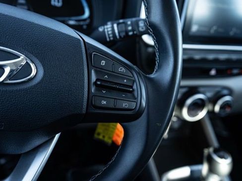 Used 2023 Hyundai Venue SEL image 19