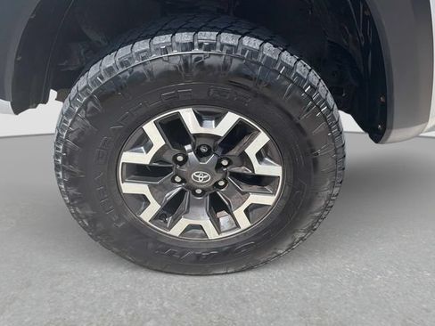Used 2018 Toyota Tacoma TRD Off-Road AWD/4WD image 12