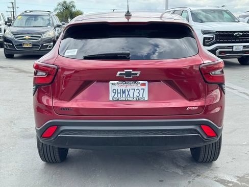 Certified 2024 Chevrolet Trax RS w/ Sunroof Package FWD image 3