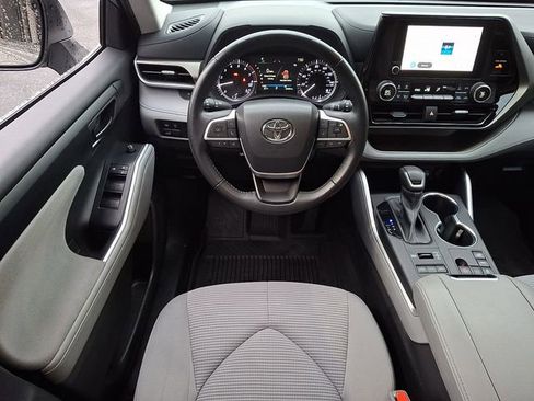 Used 2023 Toyota Highlander LE AWD/4WD image 11