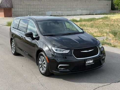 Used 2024 Chrysler Pacifica Limited FWD image 2