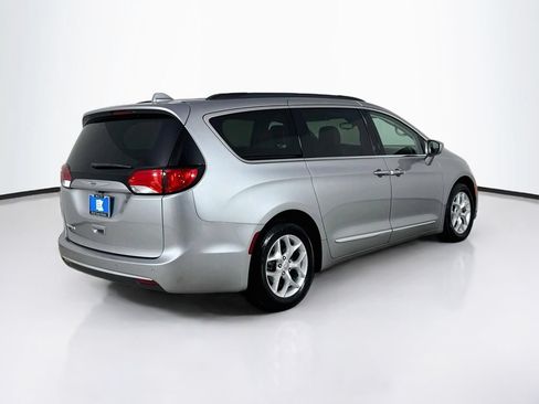 Used 2017 Chrysler Pacifica Touring-L w/ Tire & Wheel Group FWD image 8