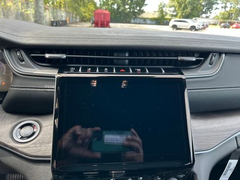 New 2025 Jeep Grand Cherokee Limited w/ Luxury Tech Group II image 15