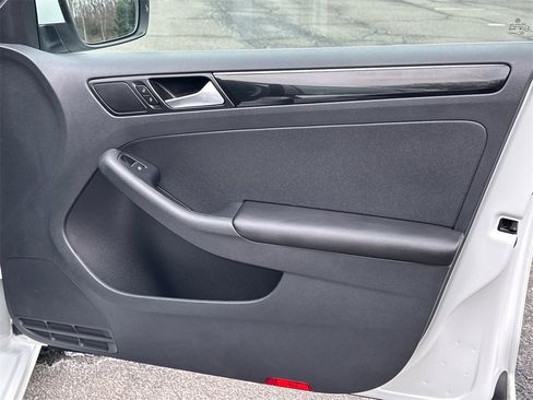 Used 2017 Volkswagen Jetta SEL image 14