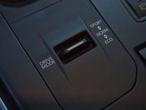 Used 2022 Toyota Highlander LE FWD image 13