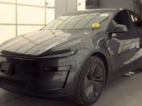 Used 2026 Tesla Model Y Long Range RWD image 1