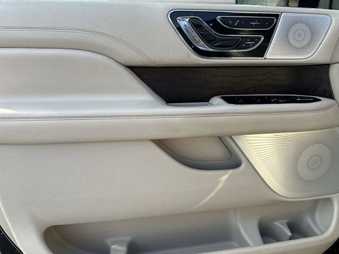 Used 2019 Lincoln Navigator Reserve AWD/4WD image 16