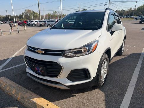 Used 2021 Chevrolet Trax LT w/ LT Convenience Package image 2