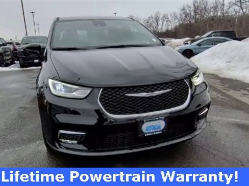 New 2026 Chrysler Pacifica Select image 3