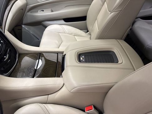 Used 2020 Cadillac Escalade Premium Luxury AWD/4WD image 17