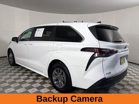 Used 2024 Toyota Sienna LE image 7