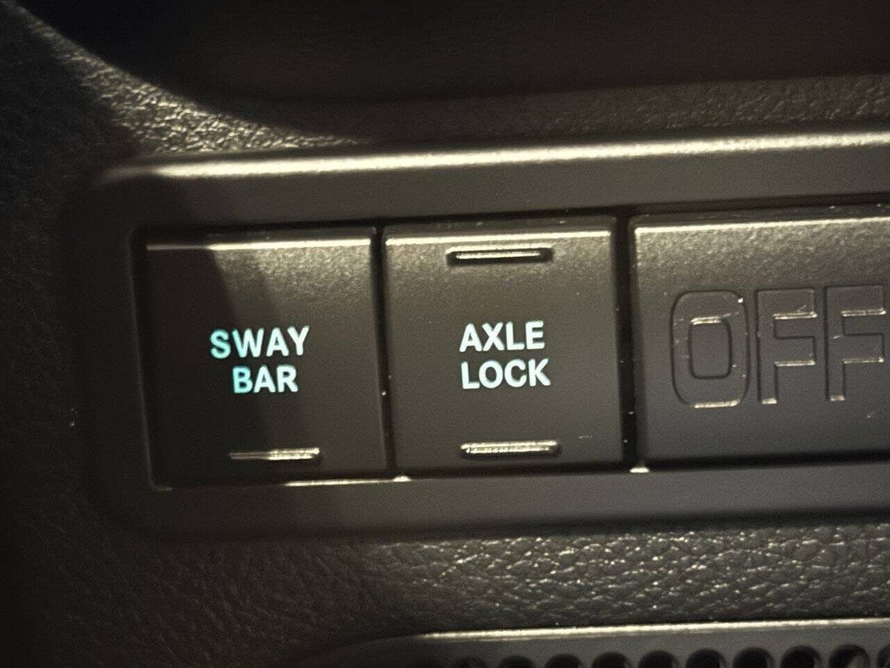 Used 2018 Jeep Wrangler Unlimited Rubicon w/ Connectivity Group AWD/4WD image 26