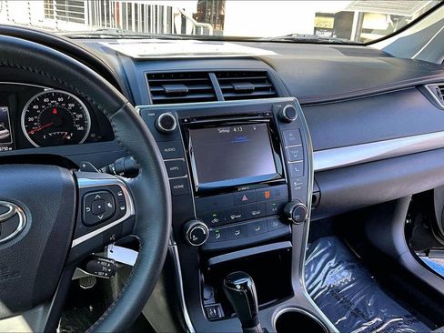 Used 2017 Toyota Camry SE w/ Moonroof Package FWD image 8
