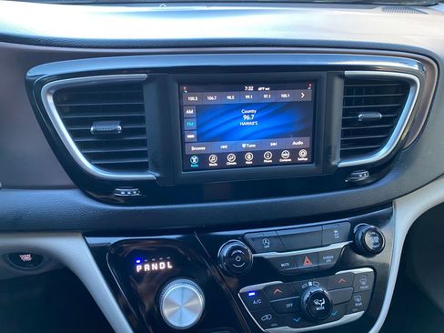 Used 2021 Chrysler Voyager Lxi image 16