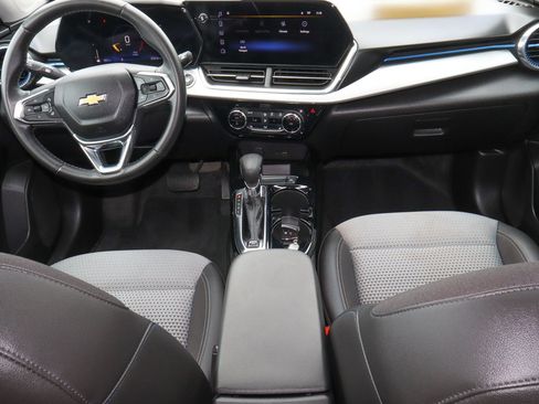 Used 2025 Chevrolet Trax LT w/ LT Convenience Package FWD image 10
