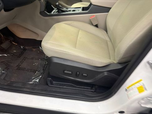 Used 2017 Ford Escape SE w/ Equipment Group 201A FWD image 10
