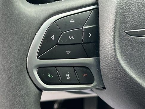 Used 2024 Chrysler Pacifica Touring-L image 10