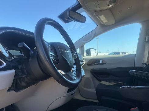 Used 2023 Chrysler Voyager LX image 37
