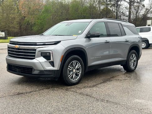 Used 2025 Chevrolet Traverse LT image 6