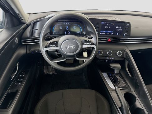 Used 2025 Hyundai Elantra SE image 17