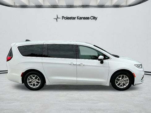 Used 2023 Chrysler Pacifica Touring-L FWD image 4
