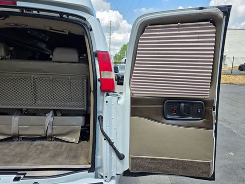 Used 2018 GMC Savana 2500 Extended w/ Enhanced Convenience Package image 27