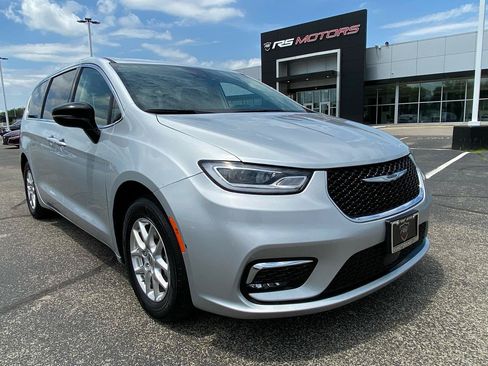 Used 2024 Chrysler Pacifica Touring-L FWD image 1