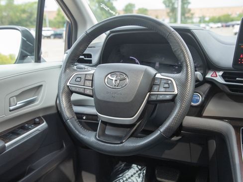 Used 2023 Toyota Sienna XLE FWD image 15