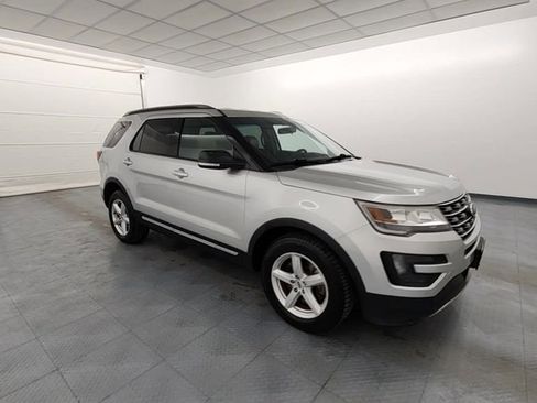 Used 2016 Ford Explorer XLT w/ Equipment Group 202A image 9