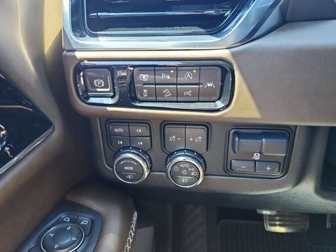 Certified 2025 GMC Yukon XL Denali Ultimate AWD/4WD image 24