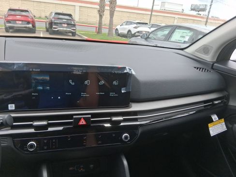 New 2026 Kia Sportage LX w/ LX Convenience Package FWD image 9