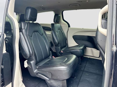 Used 2023 Chrysler Pacifica Touring-L FWD image 26