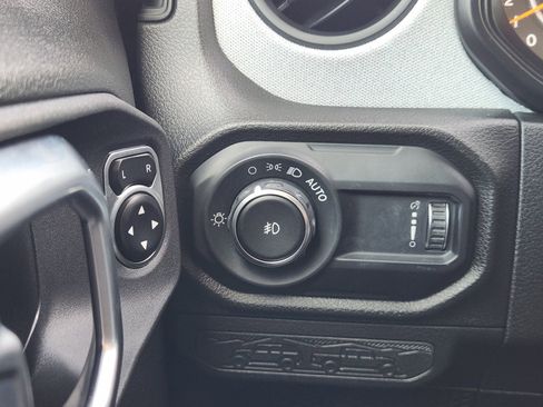 Used 2024 Jeep Wrangler Unlimited Sport AWD/4WD image 21