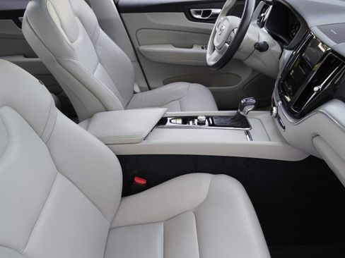 Used 2020 Volvo XC60 T5 Momentum w/ Protection Package FWD image 12