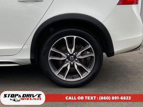 Used 2016 Volvo V60 T5 Cross Country image 9